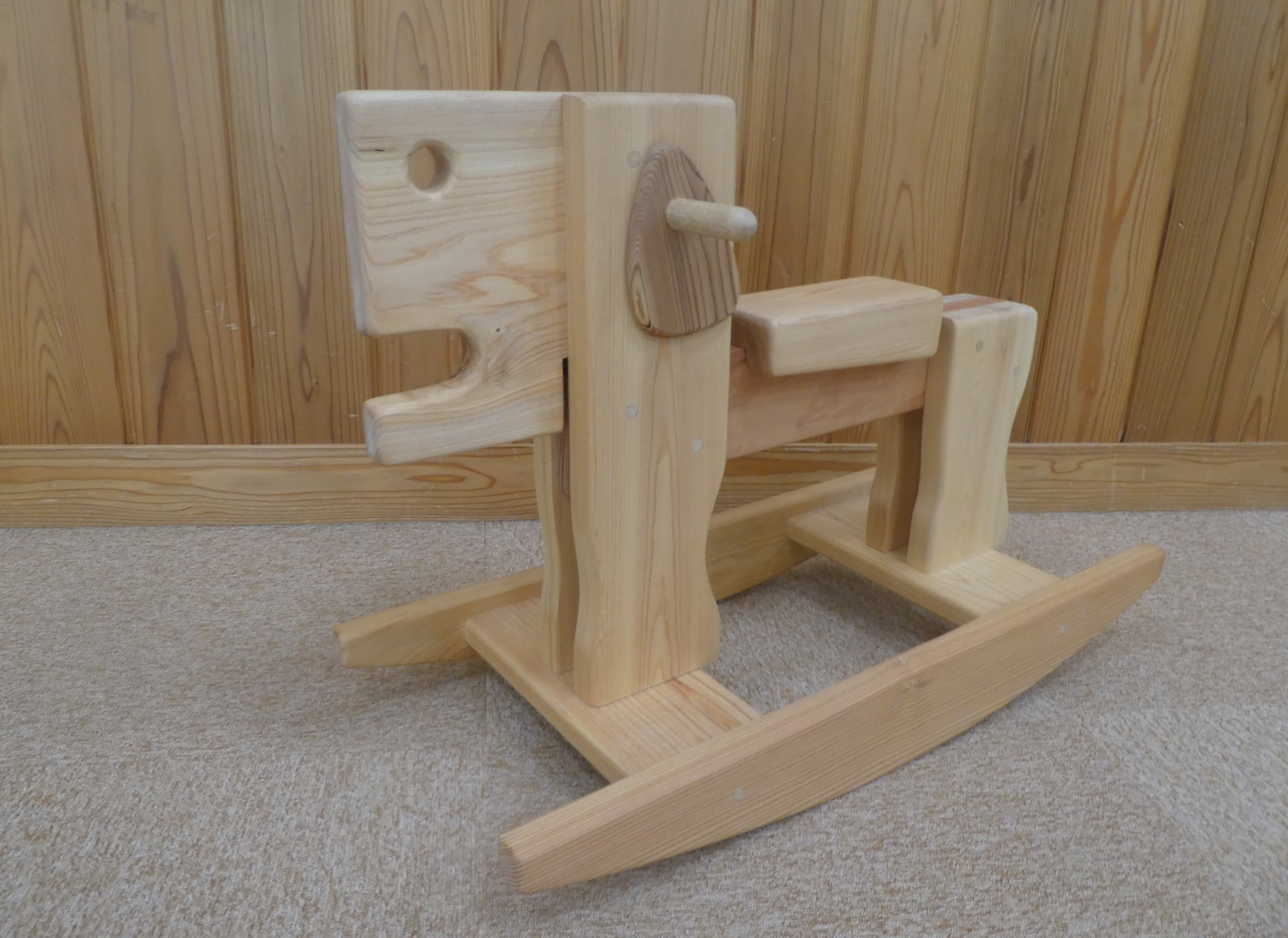 「木馬」　高等部産業情報科３年　木工作品