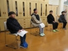 舎生４名が椅子に座って職員の説明をきいているところ