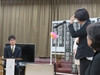 聴覚新入舎生が校長先生の話を聞いているところ