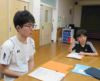 舎生２名が真剣な表情で話を聞いているところ
