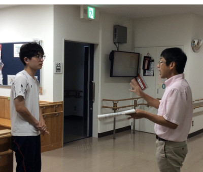 舎監の先生が、舎生に避難することを連絡しているところ