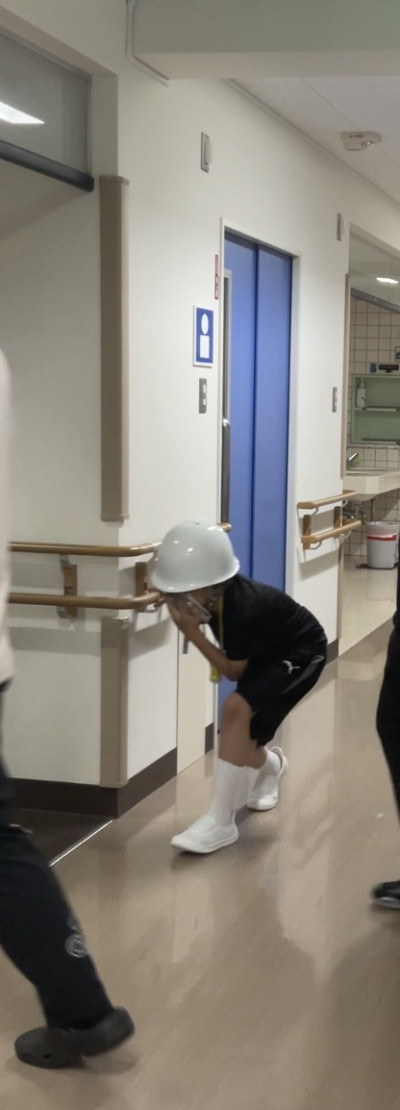 姿勢を低くして、避難をしているところ