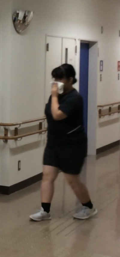 口にハンカチを当てて避難している様子