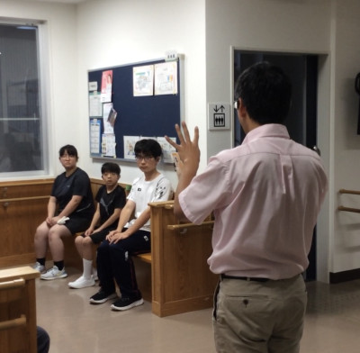 ふれあいコーナーのベントに座って講評を聞いているところ