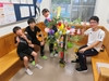 舎生４名が七夕かざりを囲んでポーズをとっているところ