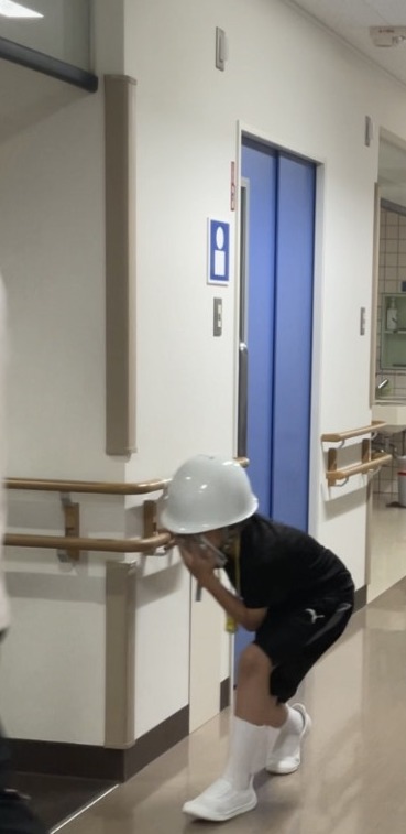 姿勢を低くして、避難をしているところ