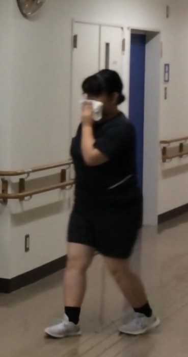 口にハンカチを当てて避難している様子