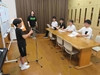 舎生がみんなの前で自分の意見を発表しているところ①