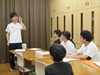 舎生がみんなの前で自分の意見を発表しているところ②
