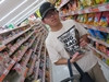 係の舎生がお店でおやつの買い出しをしているところ
