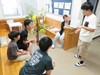 係の舎生がみんなの前で司会を務め、相談を進めているところ
