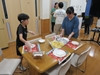 舎生2名が声をかけ合ってテーブルセットしているところ
