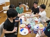 右手前の舎生が左手前の舎生におやつを渡しているところ