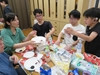 右手前の舎生が左手前の舎監におやつを渡しているところ