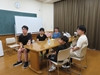 舎生５名が先生の話を真面目な表情で聞いているところ