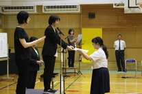 生徒が校長から賞状を受け取っている写真