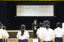 校長が手話で話をしている写真