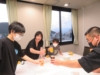 舎生と指導員の４名が「乾杯」とグラスをあわせている。