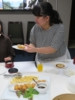 舎生が、取り分けた料理を他生に配っている。