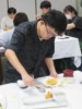 舎生が料理を取り分けている。
