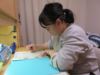 舎生が机に向かいプリントに記入している