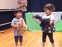 動物の人形を手に入れて遊ぶ幼児２人。