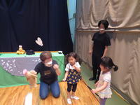 劇中で使う小道具の蝶々を飛ばしている幼児２人。