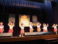 ステージ上でジャンボリーミッキーを踊る幼児たち。