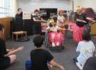 ハワイアン風の衣装をつけた児童がダンスを踊っています。