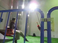 振り子実験装置の大きなブランコで遊ぶ児童２人