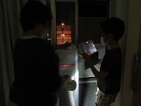 夜間に避難経路をタブレットで動画撮影している様子です。
