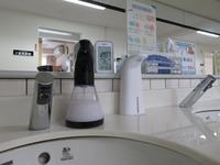 タッチレス水栓の洗面所とオートディスペンサーの写真
