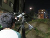 舎生が天体望遠鏡を覗いているところ。