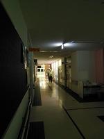 停電し暗くなった廊下を避難している様子