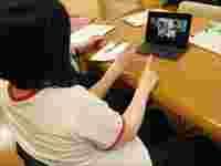iPadを利用してZOOMで話し合い。画面に相手が映っています